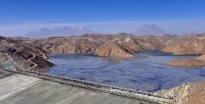 Investigadores de la Universidad de Chile desarrollaron un sistema que recupera agua de relaves mineros mediante nanofiltración, nanotecnología y biorreactores para reutilizarla en agricultura y recarga de acuíferos.