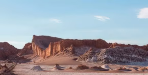 Científicos de la Universidad de Chile identificaron la enzima PETS26b en microorganismos del desierto de Atacama, capaz de degradar PET y con potencial para la economía circular.