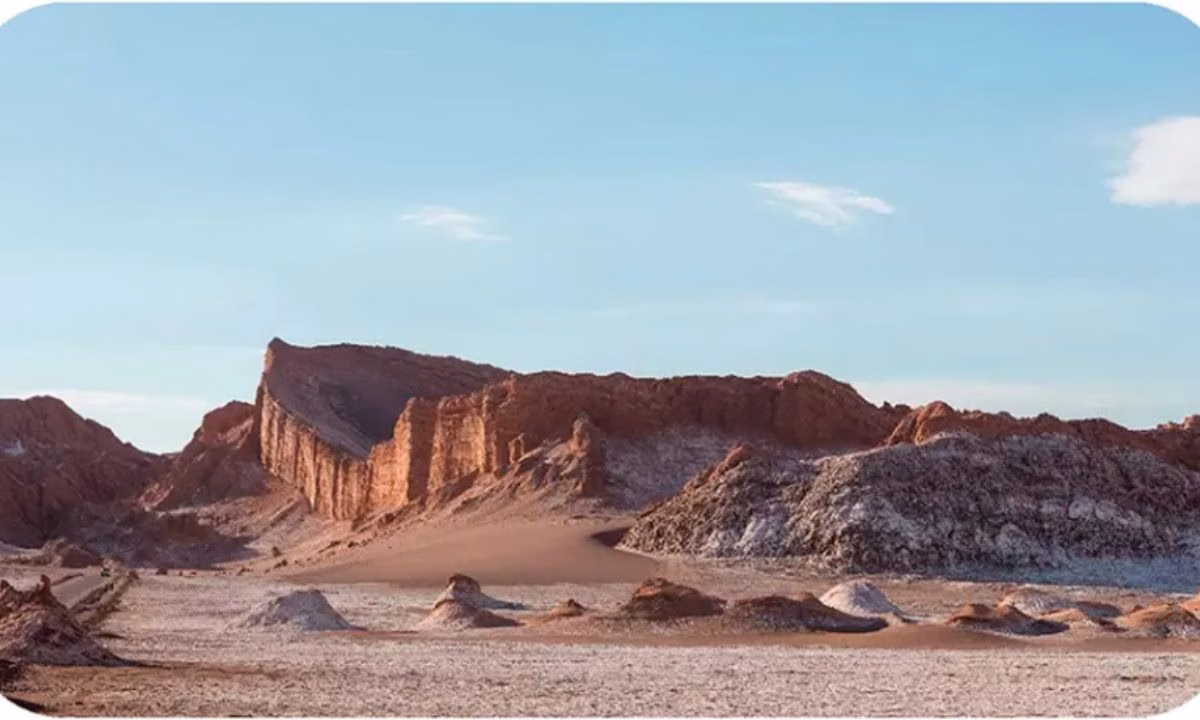 Científicos de la Universidad de Chile identificaron la enzima PETS26b en microorganismos del desierto de Atacama, capaz de degradar PET y con potencial para la economía circular.